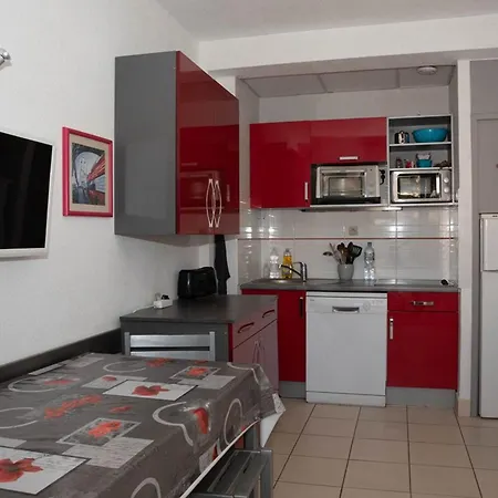 Apartment T2 4 Pers. Avec Balcon, Clim, Parking, A 10m De La Du Lavandou - Fr-1-803-66 Le Lavandou