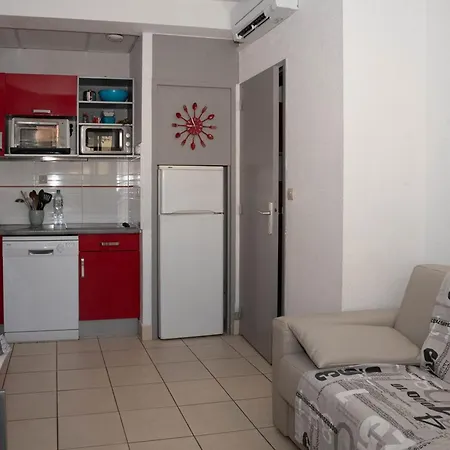 T2 4 Pers. Avec Balcon, Clim, Parking, A 10m De La Du Lavandou - Fr-1-803-66